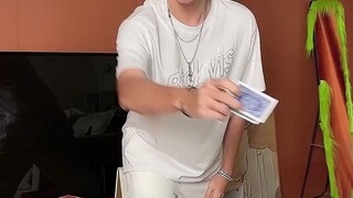 You have to throw it when playing cards! Inspiration source: @李狗余