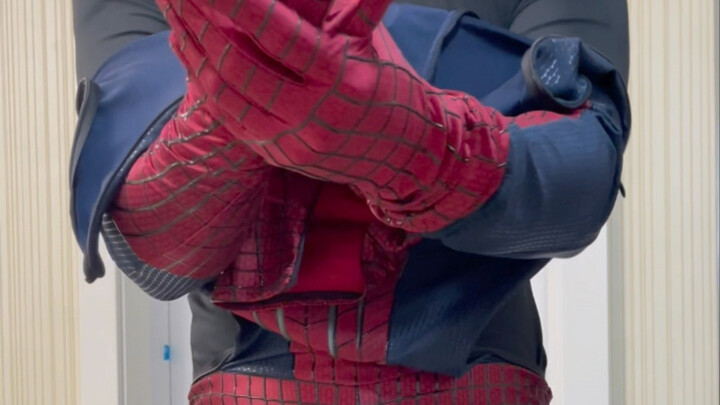 Trying on the Amazing Spider-Man Suit Worth 4,000 Yuan