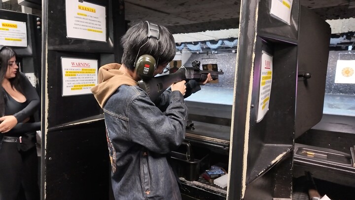 Sniper terbang menembak