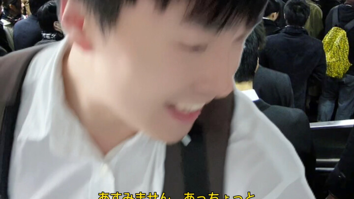 “أنت جديد في اليابان، أليس كذلك؟” “آه، كيف عرفت؟”