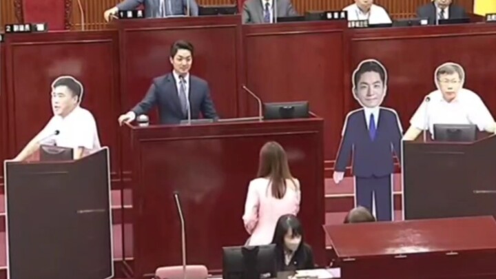 蒋市长穿西装被批 收礼时没绷住