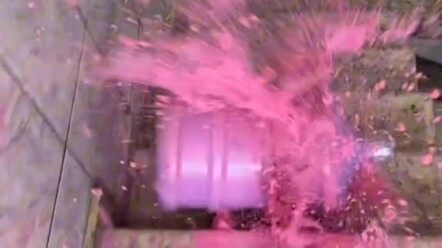 تفجير زجاجات تتدحرج على الدرج