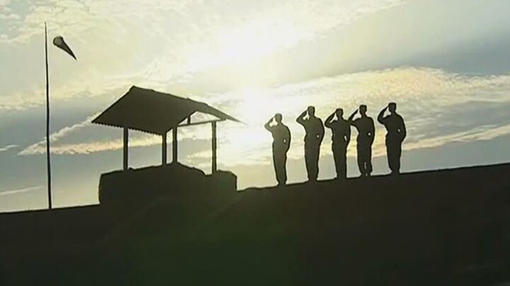 《士兵突击》超燃镜头  夕阳下的草原五班向高城带领的师侦察营敬礼  BGM:Hero's theme
