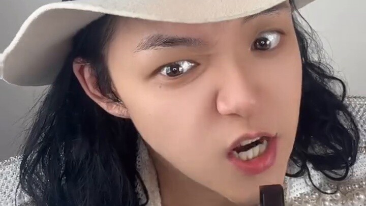 Saya dulu sangat dekat dengan idola saya Michael Jackson. Saya menyimpan rahasia ini di hati saya se