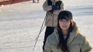 Pemuda itu tampak bermain ski dengan sangat baik, tetapi kepercayaan diri apa yang membuatnya membua
