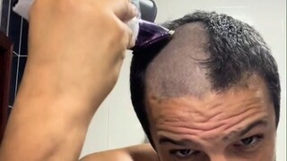 المكنسة الكهربائية + ماكينة قص الشعر، هكذا يقص الكسالى شعرهم في المنزل...