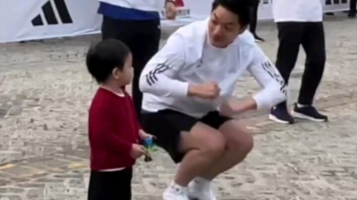 Mayor Jiang and the Deputy Mayor are dancing together today. Let's have fun together♥ #猪哥爱舞#