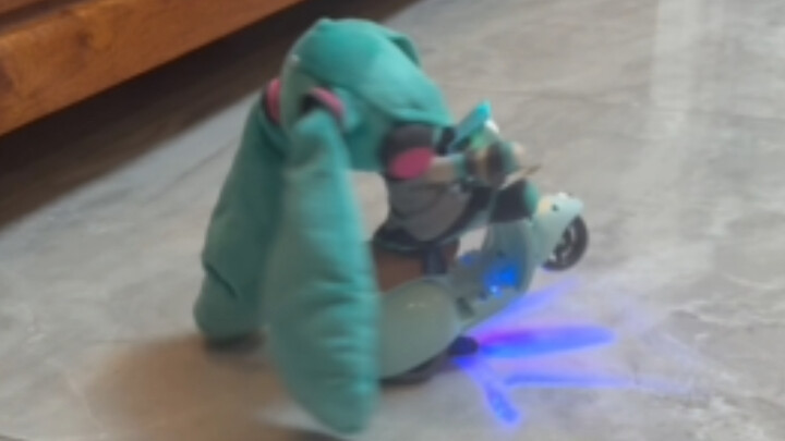 鬼火少女竟在家中狂飙摩托？!