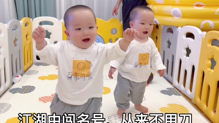 الآن استمتعوا بعرض “الفنون القتالية المخمور” الذي يقدمه صغار البشر! أُعلن رسميًا: أطفالكم الذين تربّ