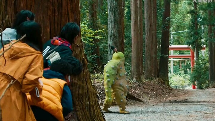 How did these teenagers tame a powerful妖怪 using a single illustrated guide?