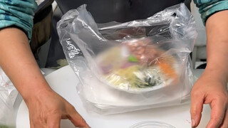 Sashimi Guangxi disiapkan dengan keterampilan pisau yang halus, ikannya segar dan renyah, dan bahan-