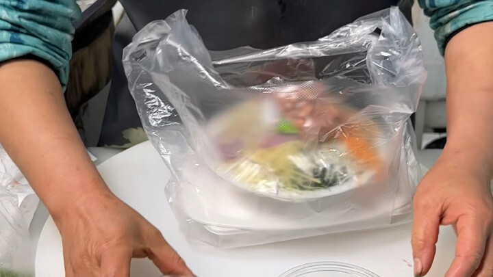 Sashimi Quảng Tây được chế biến bằng kỹ thuật dùng dao tinh xảo, cá tươi giòn, nguyên liệu đa dạng v