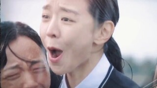 แม่นางเอกหัวใจวายตอนที่ไปทะเลจมก้นทะเลไม่ทราบที่อยู่ ปีนั้นแม่นางเอกก็ถูกน้ำทะเลพัดพาไปพาแม่ของตัวเอ