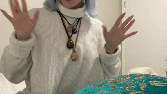 霉霉姐在TikTok上给粉丝点赞的最新视频中表示很喜欢这个霉粉的头发（霉霉姐的回复见评论区）