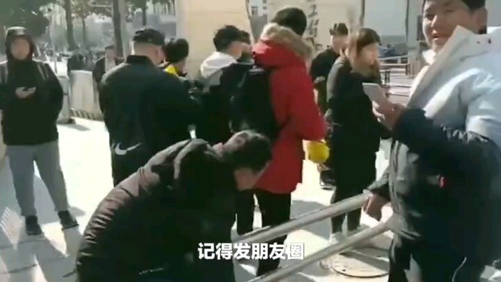 ممنوع توصيل الوجبات الجاهزة إلى الجامعات، وتوزيع الوجبات مجانًا أمام بوابة الجامعة