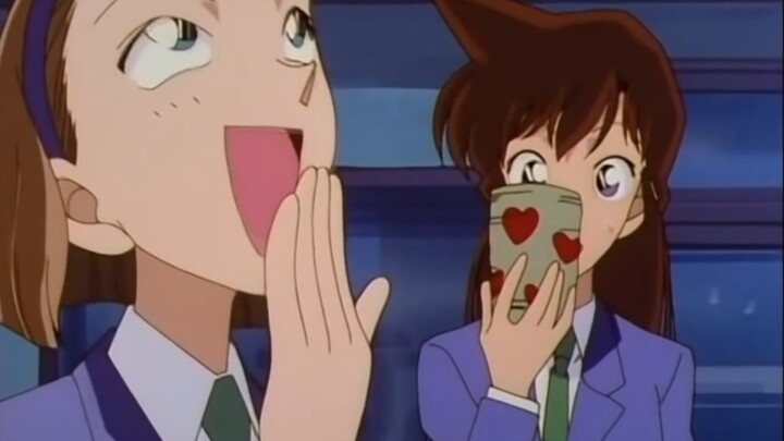 [Suzuki Sonoko][Mouri Ran] Sonoko đưa cho Ran chiếc tách trà mà cô định đưa cho Jin, và Ran được đút