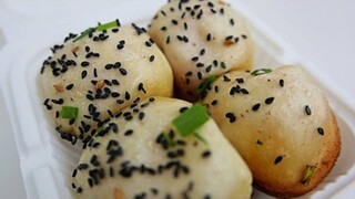 Bánh bao chiên, canh với thịt lợn - Đồ ăn đường phố