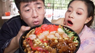 While eating noodles on the streets of Tianjin, I was overwhelmed by the singing of the sanitation w