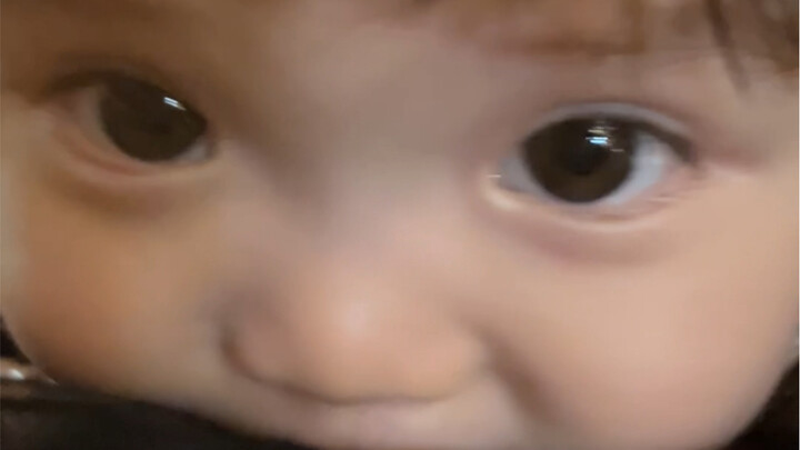 Khi đang đợi xe, cô ấy trêu tôi cười