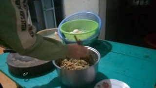 Cùng vào bếp với món nem gián ăn mê ly.