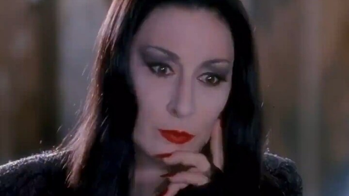 Mẹ của Thứ Tư vừa thanh lịch, quý phái lại vừa đáng yêu, ngốc nghếch.