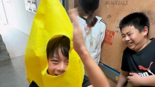 This was already awkward enough, but I didn't expect it to be even more explosive... #bigbanana #hum