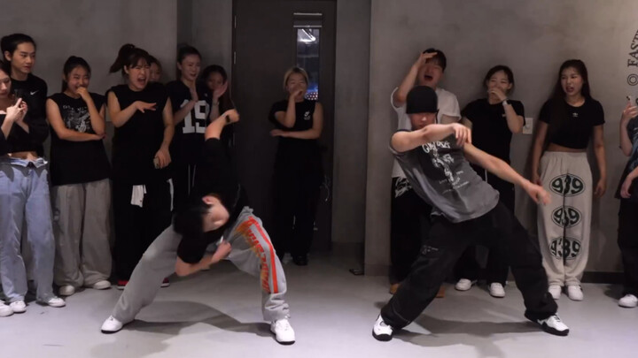 Koreografi memukau Yechan & Chanyoung untuk Rude Boy Remix!