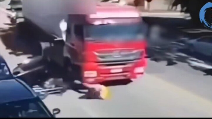A woman suddenly opened her car door after parking, trapping a delivery driver under a big truck. Sh