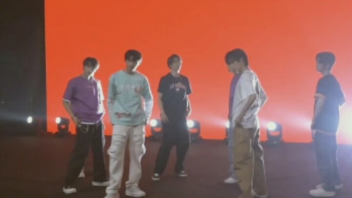 คนที่เข้าใจต่างก็ร้องไห้เลย~ หัวหน้าทีม C ตำแหน่ง C มากมายขนาดนี้ในเพลงนี้ กลับอยู่ในเบื้องหลังการถ่