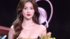 Bai Lu gave birth to the podium at Weibo Night! So beautiful!