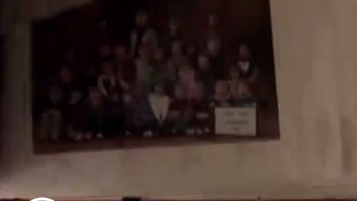 ربما شعرت أمّه منذ صغره بأن هذا الطفل رائع، فجعلته يحميك. ما أجمل هذه الصدفة التي تجعل الحسرة أقل حس