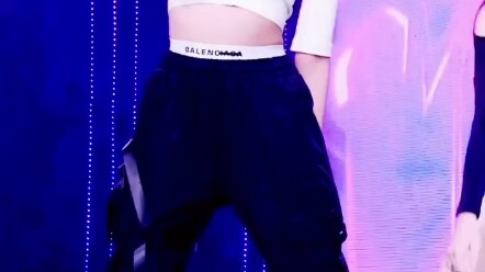 لي تساي لينغ حقاً بارعة في التمايل، يا للهول!