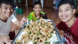 มิกซ์โชว์ลีลา ผัดกะเพราหมูถาดใหญ่ จะอร่อยกินได้จริงใหม...