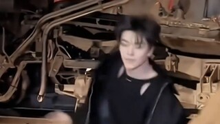 Cậu bé nhảy "mmmh" của KAI lại nhảy "Rover"!
