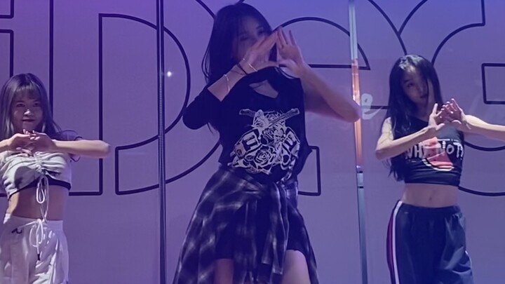 YG tolong bebaskan ruang latihan!!! #BLACK