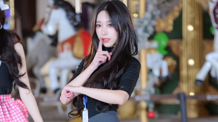 Hôm nay cosplay nữ thư ký