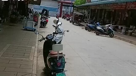 Di satu jalan pun tak ada orang, ingin pulang untuk tidur, tapi khawatir malah melewatkan uang ratus