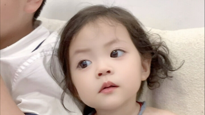 This is the heartwarming sibling bond between a 5-year-old brother and sister~