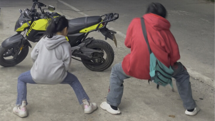 Kak Kumba mengajari penggemar perempuan SD menari Tieshankao