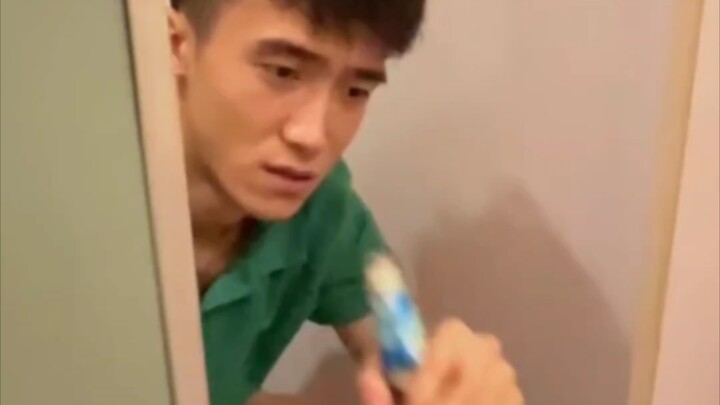 Đừng chỉ uống, hãy ăn chút gì đó.