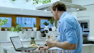 当洪水淹没了城市，男人却不慌不忙的享受生活！