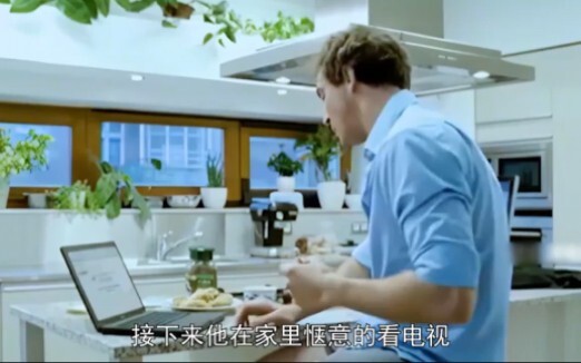 Ketika banjir melanda kota, pria itu tetap santai menikmati hidup!