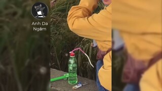Mới Sáng Ra Ngồi Uống Chai Nước Mà Sao Cắm Ống Hút Kì Quá