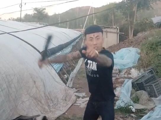 อยากแย่งห้องน้ำเหรอ? เข้ามาดูสิ ฉันจะจิกคุณให้เจ็บเลย