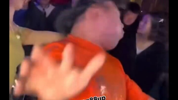 Anh chàng không lộ diện với gương mặt thật trên sàn nhảy Trance