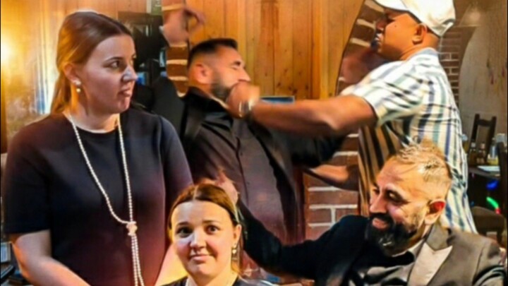 我的女朋友在我们出去玩的时候被流氓抓住了 😐😅#夫妻日常  #搞笑  #甜甜的  #小情侣