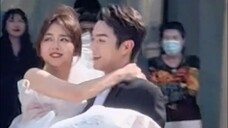 公主抱加长版,路人都被甜到了回头看,是男友力爆棚的韩廷啊