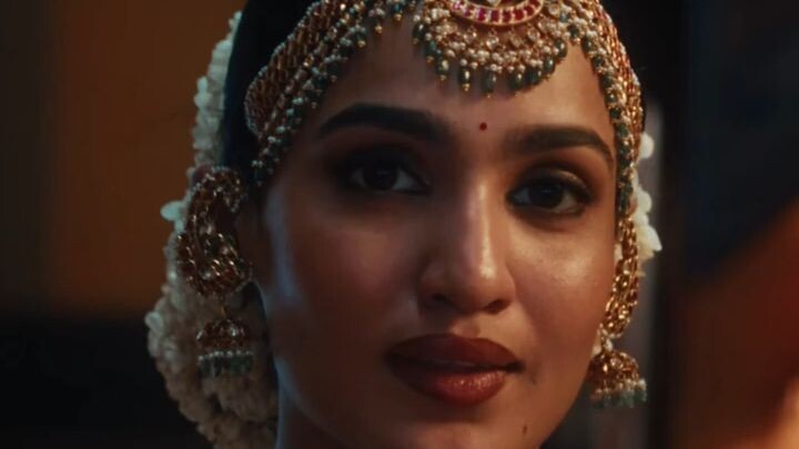 Song Aloker jhorna dharay dhuiye