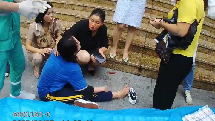 Một giờ trước kỳ thi đại học, thí sinh bất ngờ bị ngã gãy xương; cảnh sát giao thông khẩn cấp đưa đi