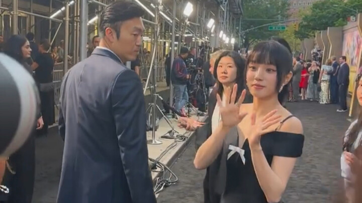Song Yaqi keren banget, langsung dipanggil dengan begitu segar dan ceria haha. Zhang Wei yang penuh 